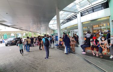 Pengunjung Mal Margo City Depok berhamburan keluar saat gempa terjadi pada Jumat (14/1/2022).