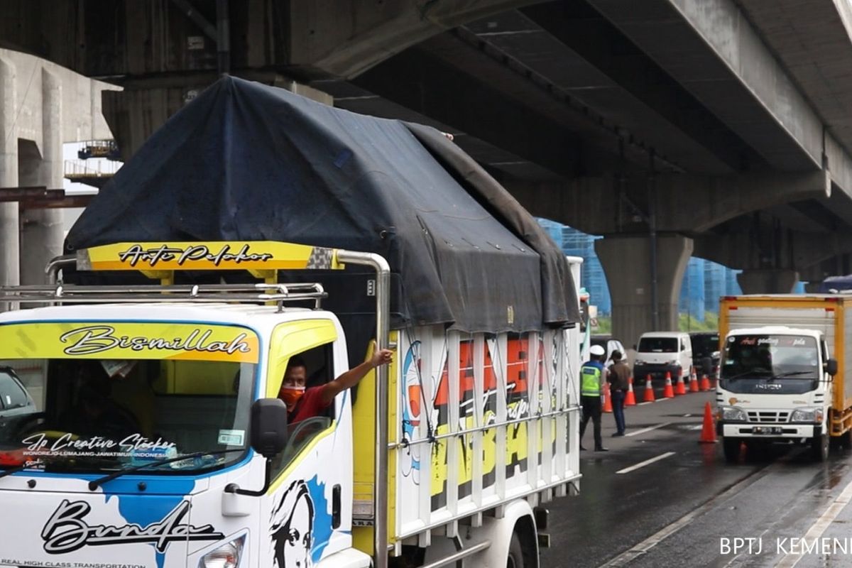 Kemenhub berupaya memastikan angkutan logistik tidak boleh stop beroperasi, seperti tertuang dalam Peraturan Menteri Perhubungan Nomor 18 Tahun 2020 tentang Pengendalian Transportasi dalam rangka Pencegahan Penyebaran Covid-19.