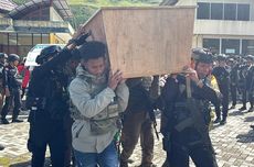 Gugur di Puncak Jaya, Dua Personel Satgas Damai Cartenz Dimakamkan di Kampung Halaman