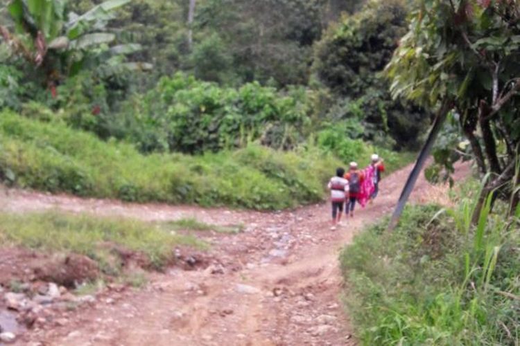 Potret miris kesenjangan sosial di tanah air. Demi berobat ke kota warga Ulumanda kecamatan Ulumanda, Majene sulawesi barat terpaksa ditandu warga puluhan kilometer secara bergantian. Karena jarak perjalan yang melelahkan melintasi pegunungan terjal mebuat pasien dan warga yang mengantarnya harus bertirahat sebelum tiba di puskesmas terdekat.