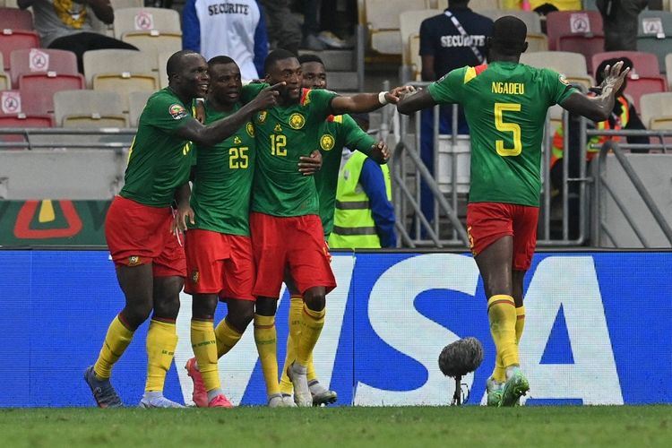 Penyerang Kamerun Karl Toko Ekambi (tiga dari kiri) merayakan gol yang dicetaknya ke gawang Gambia pada laga perempat final Piala Afrika 2021 di Stadion Japoma, Sabtu (29/1/2022) malam WIB.