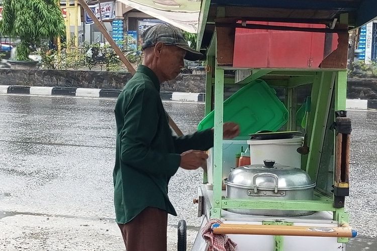 Tak Ada Pensiun Bagi Pedagang Kecil, Kisah Sodikin Masih Dorong Gerobak Batagor di Usia 74 Tahun