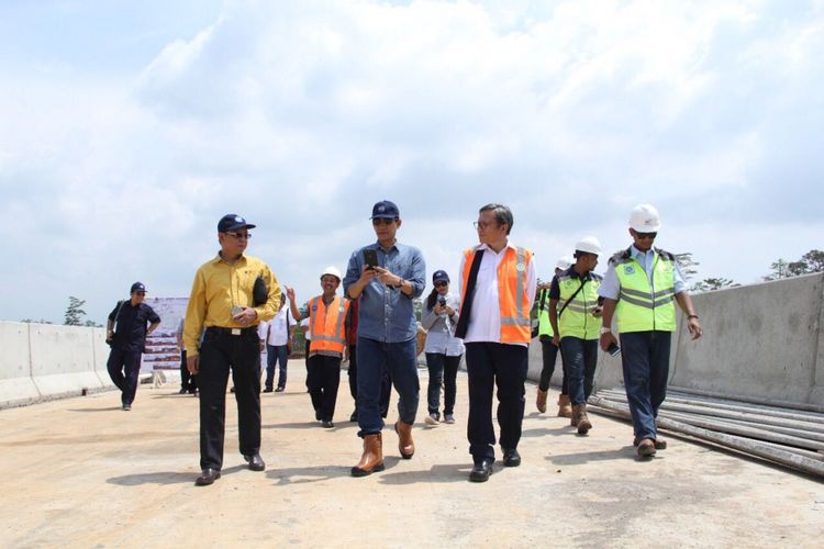 Komisaris Utama PT Jasa Marga (Persero) Tbk. Refly Harun, saat melakukan kunjungan proyek jalan tol Batang-Semarang, Sabtu (28/10/2017).