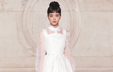 Jisoo Blackpink menghadiri Paris Fashion Week dengan penampilan yang terinspirasi Audrey Hepburn