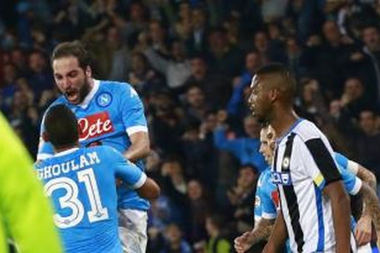 Gonzalo Higuain rayakan gol Napoli ke gawang Verona, Minggu (22/11/2015). 