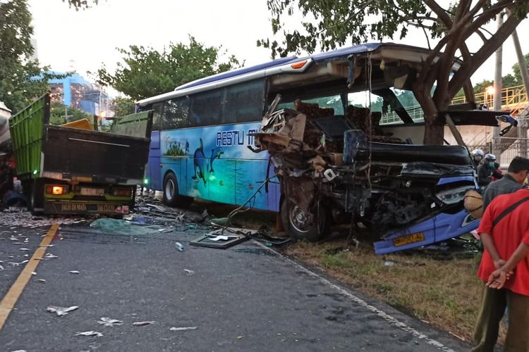 Wajah bus Restu Mulya hancur usai adu banteng dengan truk ikan.