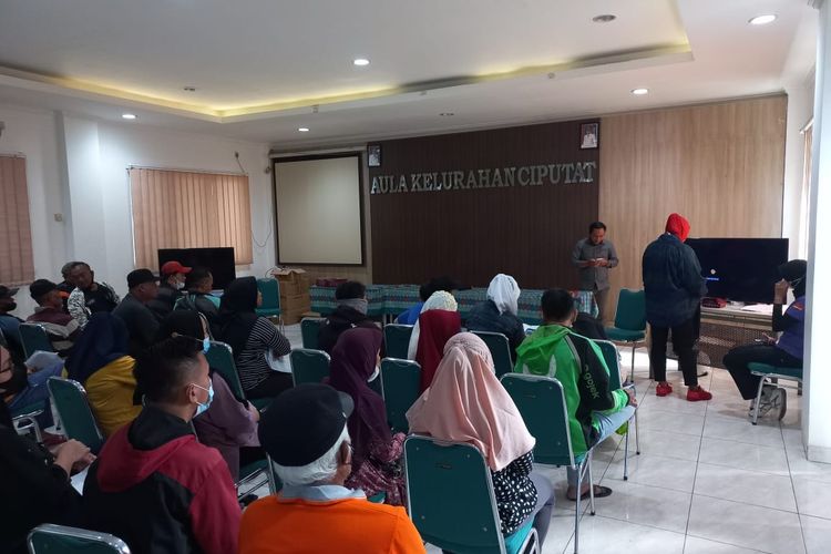 Pembagian set top box gratis di kantor kelurahan Ciputat, Tangsel, Banten pada Jumat (2/9/2022).