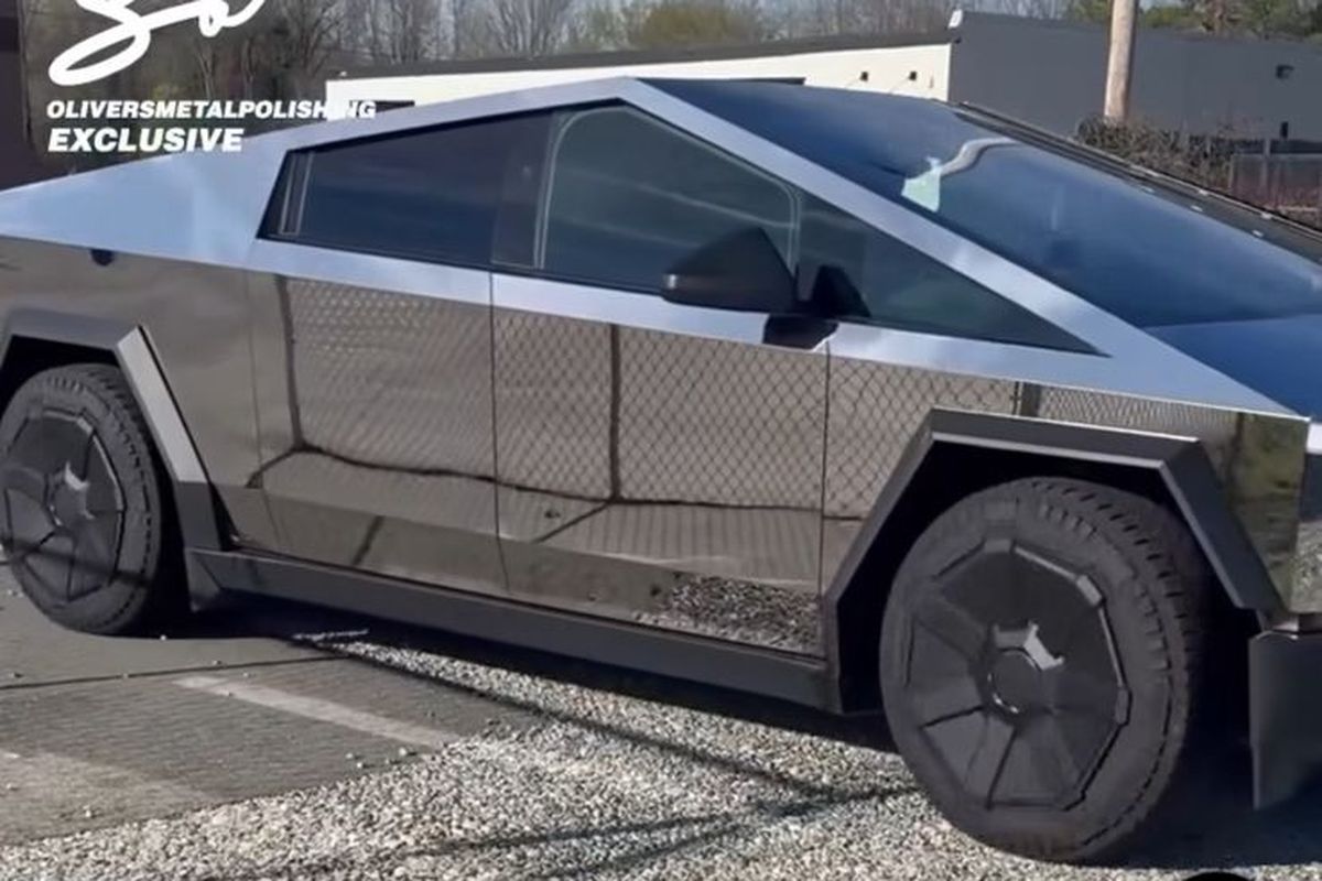 Modifikasi Tesla Cybertruck yang satu ini terbilang unik. Konsepnya sederhana, namun hasilnya dijamin membuat pengemudi lain di jalan geleng-geleng kepala.
