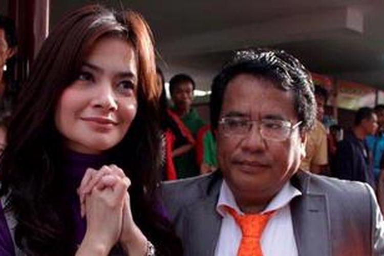 Cut Tari didampingi pengacaranya, Hotman Paris Hutapea, saat jumpa pers sebelum menghadiri persidangan, di Rest Area KM 19, Bekasi, Jawa Barat, Senin (13/12/2010). Cut Tari menegaskan kesiapannya untuk menjalani sidang sebagai saksi pada kasus penyebaran video porno Nazriel Irham alias Ariel.