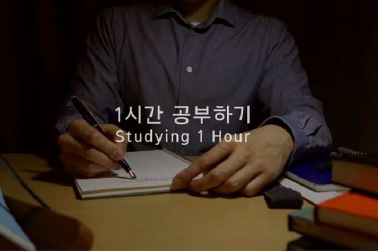 Menyaksikan seseorang belajar dalam keheningan selama berjam-jam menjadi sensasi internet di Korea Selatan.