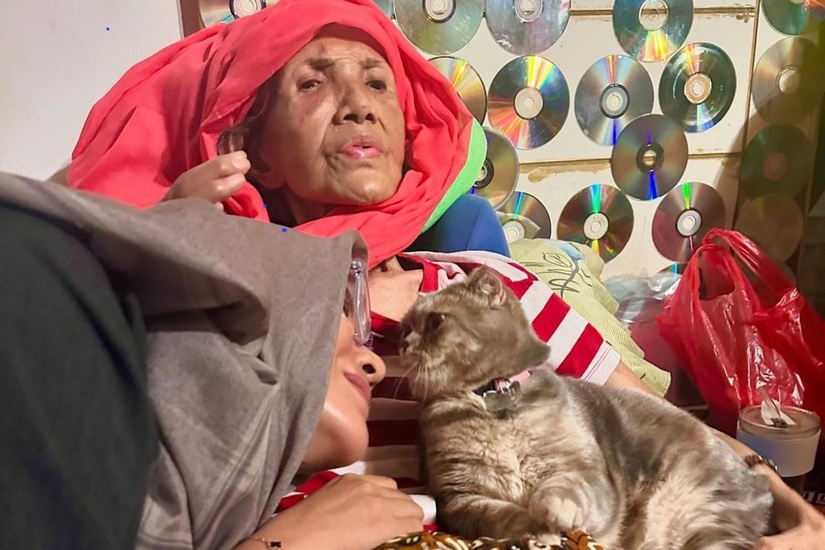 Elma Theana dan ibunya yang sedang terbaring sakit.