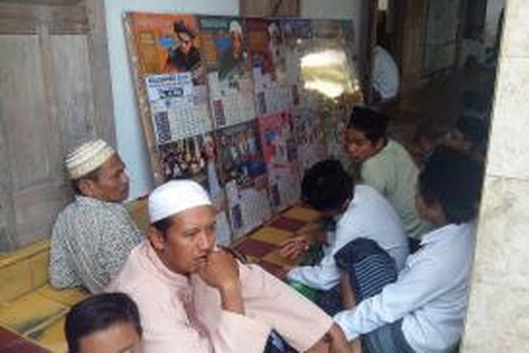 Jamaah saat menunggu kedatangan jenazah pengasuh Pesantren Lirboyo, KH. Idris Marzuki, di komplek pesantren Lirboyo Kediri, Jawa Timur, Senin (9/6/2014)