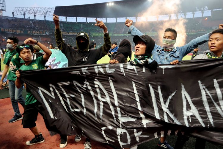 Kerusuhan yang dilakukan Bonek karena kecewa dengan Tim Persebaya Surabaya seusai melawan PSS Sleman dalam lanjutan liga 1 2019 Pekan ke 25 yang berakhir dengan skor 2-3 di Stadion Gelora Bung Tomo Surabaya, Jawa Timur, Selasa (29/10/2019) sore. 