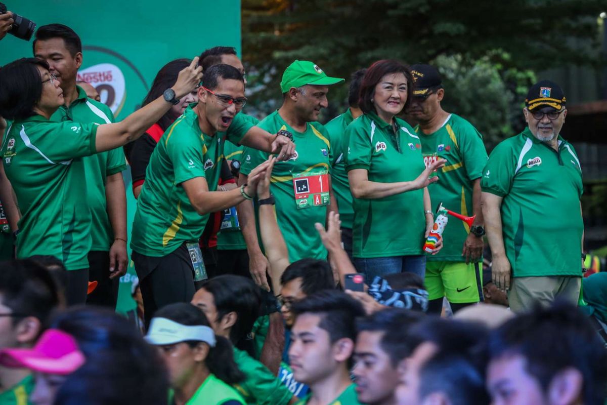 Wakil Gubernur DKI Jakarta, Sandiaga Uno menyapa peserta Milo International Run 10k di Kawasan Rasuna Epicentrum, Jakarta, Minggu (15/7/2018). Lomba lari yang merupakan perayaan ulang tahun DKI Jakarta ke-491 tersebut diikuti sekitar 16.000 peserta yang terbagi menjadi tiga kategori 10k, 5k, serta family run.