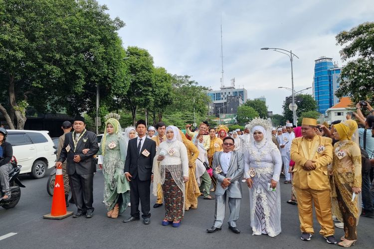 Para pengantin nikah massal di Surabaya, Selasa (2/7/2024).