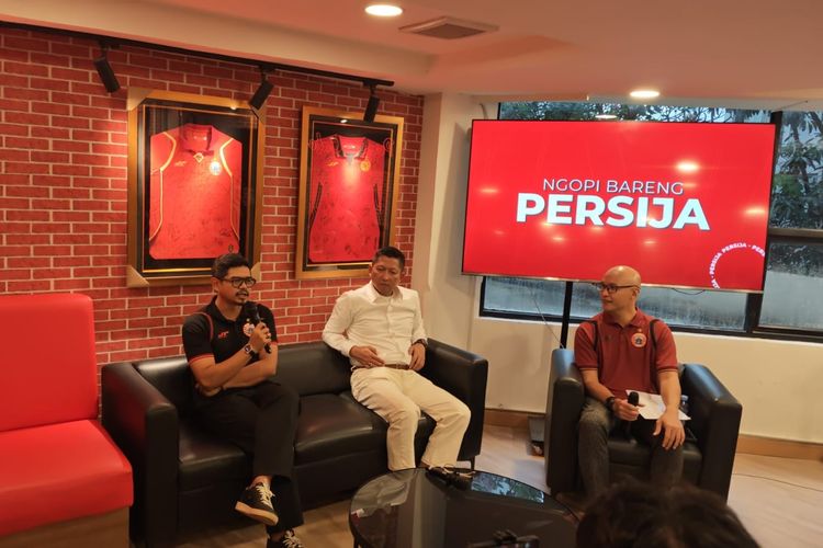 Direktur Persija Jakarta, Mohamad Prapanca (putih) dan Direktur Olahraga Bambang Pamungkas