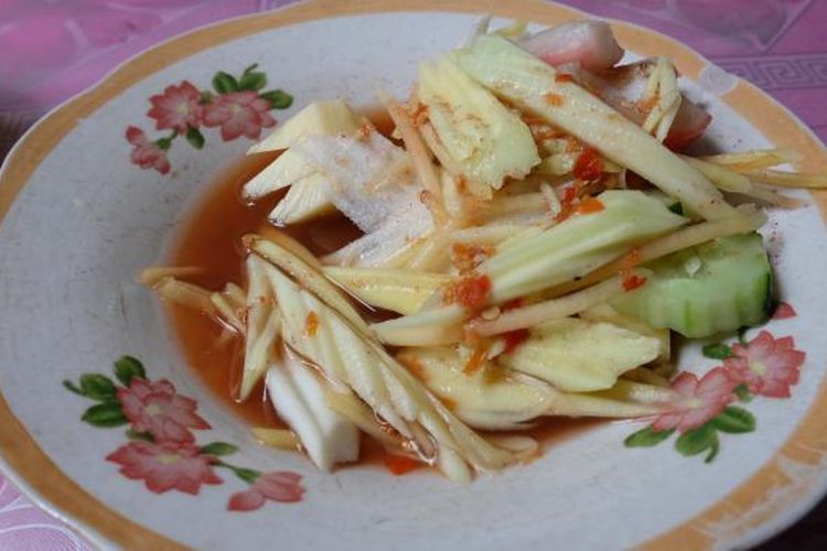 Rujak buah campur kuah pindang di Rujak Gelogor, Bali.