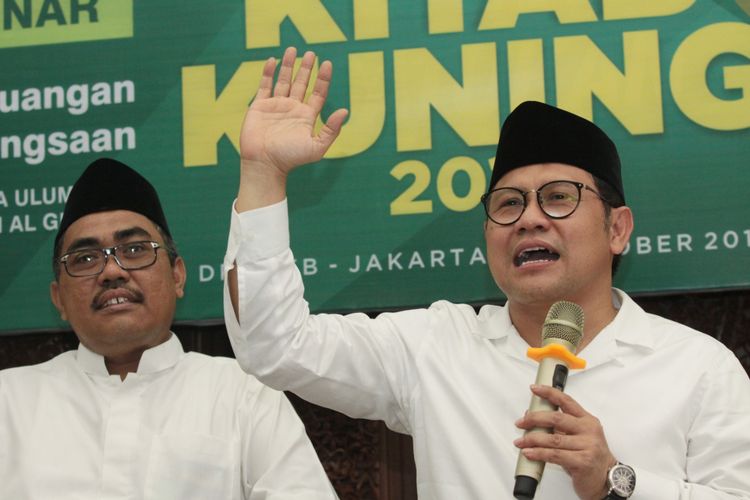 Ketum PKB Muhaimin Iskandar (kanan) bersama  Ketua Panitia Hari Santri PKB Jazilul Fawaid (kiri) memberikan keterangan kepada wartawan usai Pembukaan Musabaqoh Kitab Kuning 2018 di Kantor Partai Kebangkitan Bangsa (PKB), Jakarta, Minggu (14/10). Musabaqoh Kitab Kuning 2018 dan seminar bertajuk Sufisme dan Perjuangan Politik Kebangsaan tersebut merupakan rangkaian Hari Santri Nasional pada 22 Oktober mendatang.