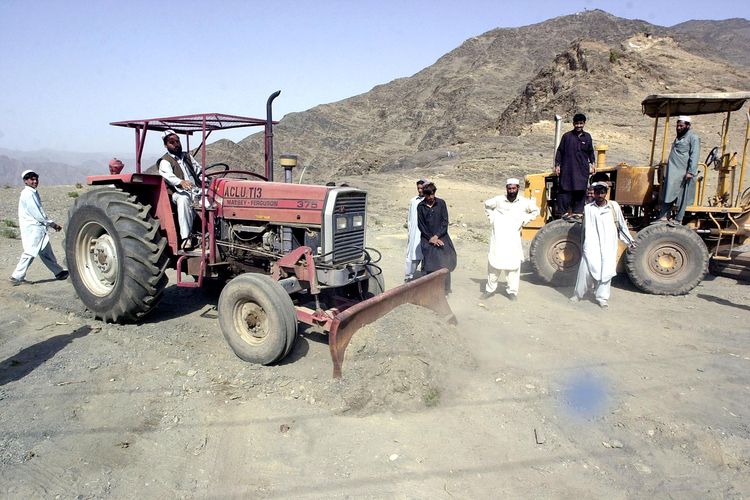 Pakistani workers prepare a new site of a refugee camp at the Shalaman border crossing between Pakistan and Afghanistan, 10 October 2001. Two million Afghan refugees live in Pakistan since the Soviet invasion in 1979 and the authorities are expecting more to flood in the country in light of the US-led military strikes.      AFP PHOTO/TARIQ MAHMOOD (Photo by TARIQ MAHMOOD / AFP)