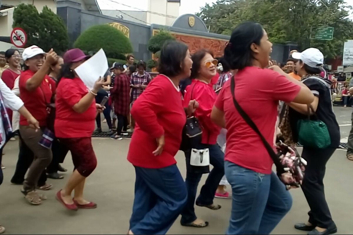 Para pendukung Ahok bernyanyi dan menari di depan Mako Brimob, Kamis (11/5/2017).