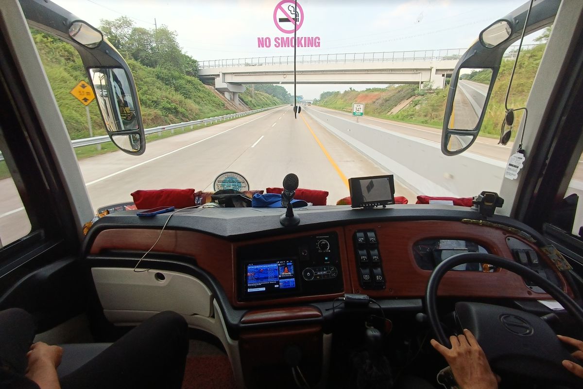 Bus di jalan tol