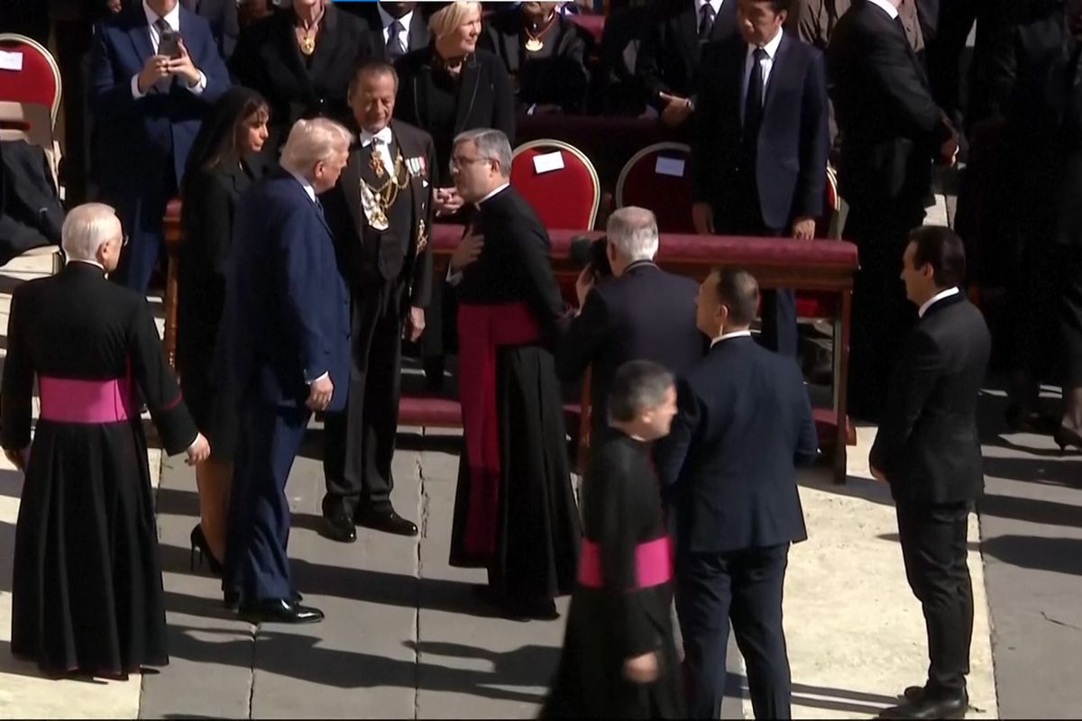 Tangkapan layar dari video saat pemakaman Paus Fransiskus di Lapangan Santo Petrus, Vatikan, Sabtu (26/4/2025), memperlihatkan mantan presiden Indonesia Joko Widodo duduk di baris depan, ketika Presiden Amerika Serikat Donald Trump tiba.