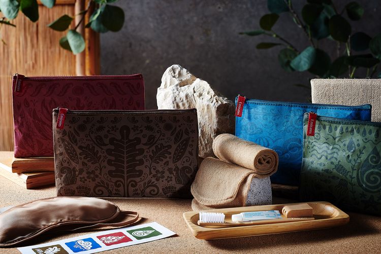 Selama tahun 2022, Emirates telah mendaur ulang lebih dari 500.000 kilogram plastik dan kaca dari botol bekas di dalam pesawat untuk digunakan kembali. 