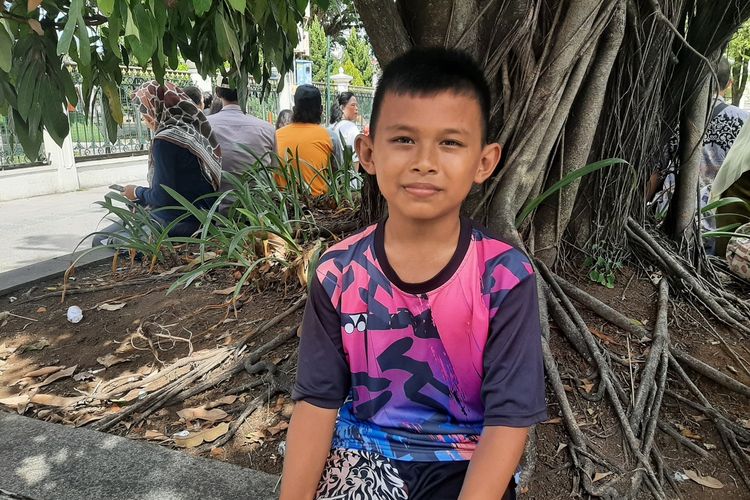 Muhammad Nuruslan Ramadhan (11) saat duduk dibawah pohon depan Gedung Agung Yogyakarta untuk menunggu Presiden Joko Widodo. Rama rela menunggu demi bisa bertemu Presiden Joko Widodo.