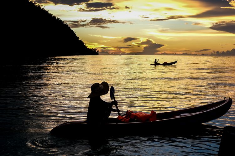 Wisatawan sedang berkayak di Raja Ampat. 