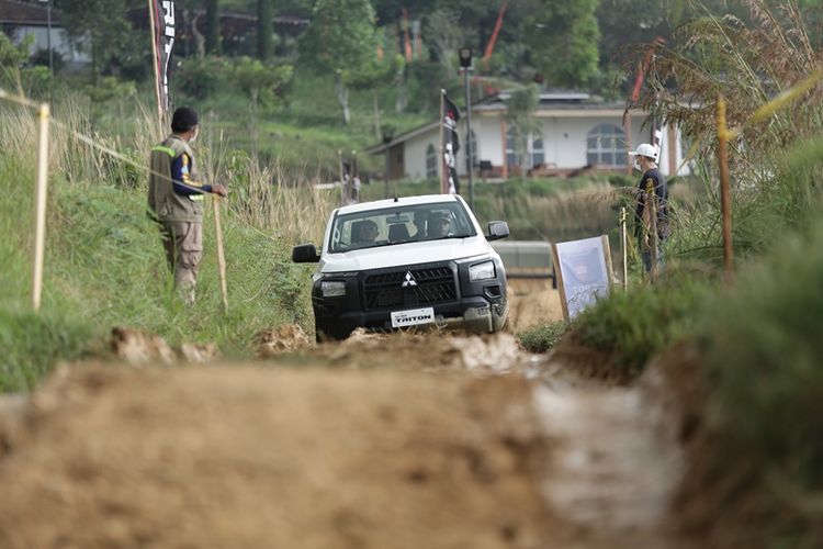 Meski melewati jalanan berlumpur, Mitsubishi All-New Triton tetap mampu berjalan dengan stabil. 