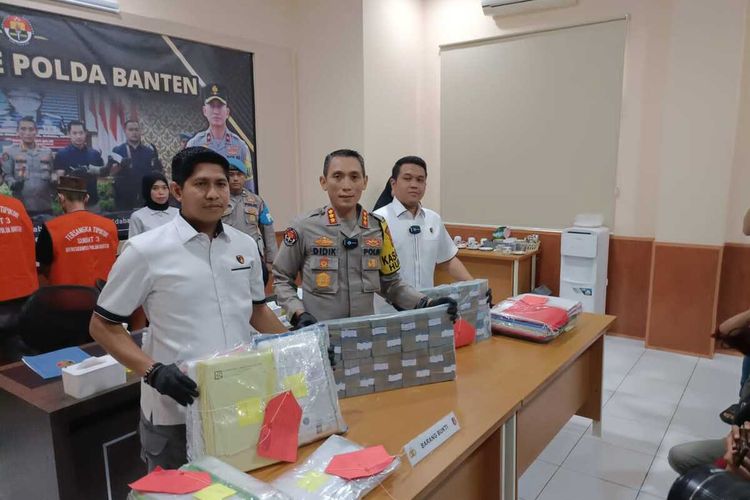 Polda Banten menetapkan dua orang tersangka dugaan korupsi PIP tahun anggaran 2021 senilai Rp1,3 Miliar. Dua orang tersangka diantaranya mantan Kepsek SDN di Kota Serang.