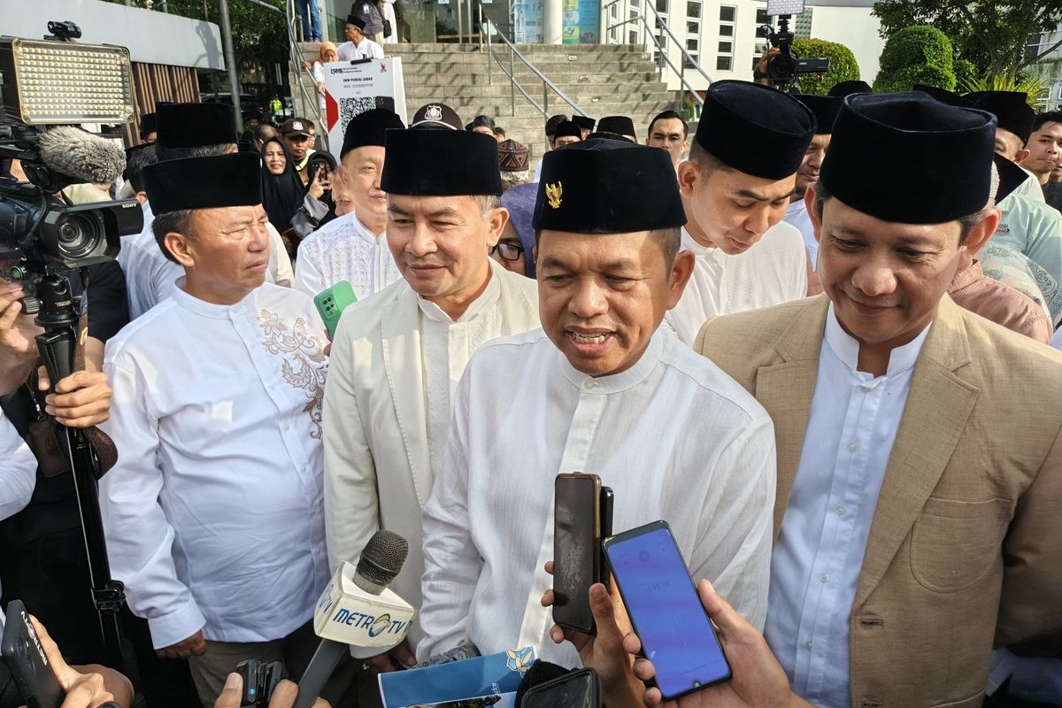 Gubernur Jabar, Dedi Mulyadi usai melaksanakan shalat id di Lapangan Gasibu bersama warga Kota Bandung, Senin (31/3/2025).
