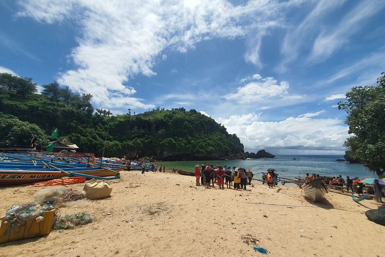 Wisatawan di Pantai Ngrenehan, Gunungkidul. Minggu (26/1/2025)