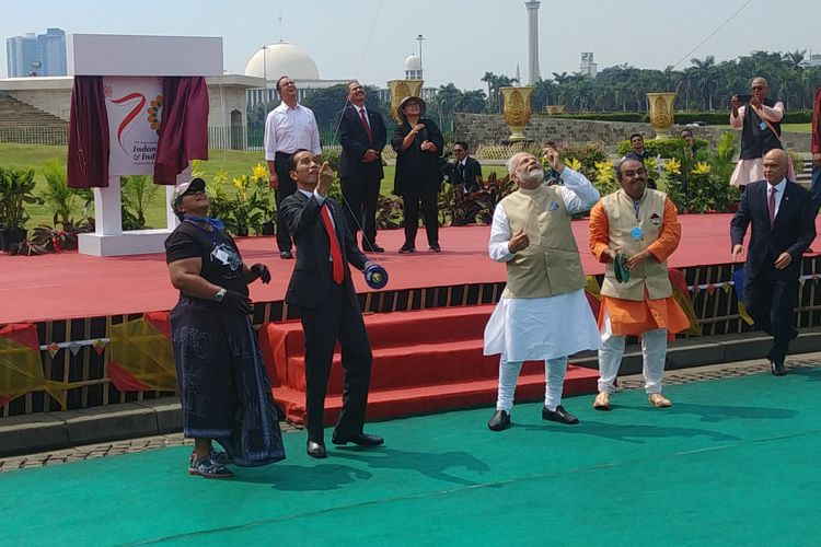 Presiden Joko Widodo mengajak Perdana Menteri India Narendra Modi untuk bermain layangan di Monumen Nasional. Kegiatan ini dilakukan setelah Jokowi dan Narendra melakukan pertemuan bilateral di Istana Merdeka, Jakarta, Rabu (30/5/2018). 