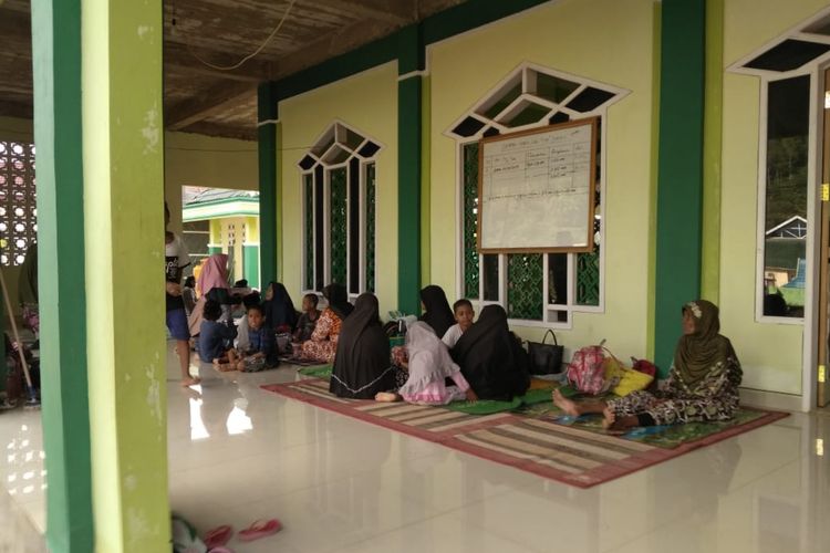 Warga mengungsi disalah satu tempat ibadah pasca gempa di Banggai Kepulauan