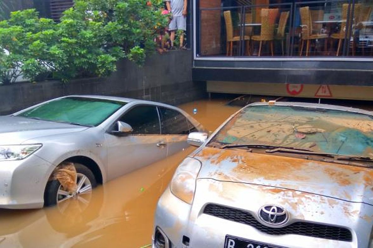 Mobil yang terendam di basement Tamani Kafe, Jalan Kemang Raya, Jakarta Selatan, Minggu (28/8/2016).