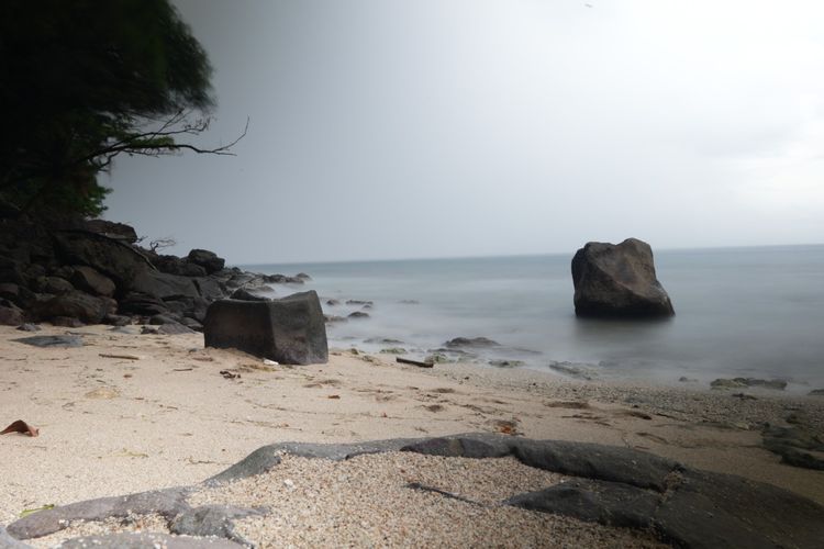 Pantai Pasir Putih di Desa Wisata Pulisan, Likupang, Sulawesi Utara.