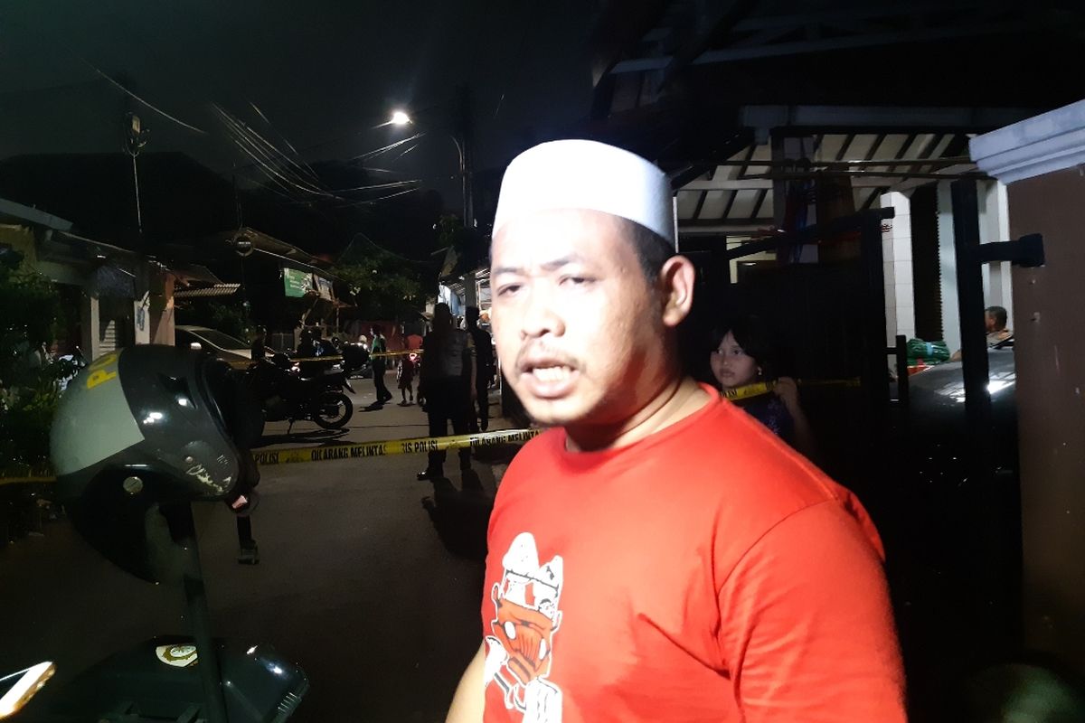 Ketua RW 08 Srengseng, Kembangan, Jakarta Barat, Muhamad Zaini, yang menolong para siswi SMPN 2017 Jakarta Barat yang menjadi korban penyiraman air keras di depan rumahnya di Jalan Mawar, Jumat (15/11/2019). 