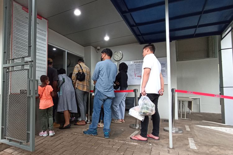 Sejumlah keluarga tahanan KPK melakukan registrasi layanan kunjungan di rumah tahanan (Rutan) Gedung Merah Putih, Jakarta Selatan, Minggu (25/12/2022). KPK membatasi hanya keluarga inti yang diizinkan mengunjungi tahanan.