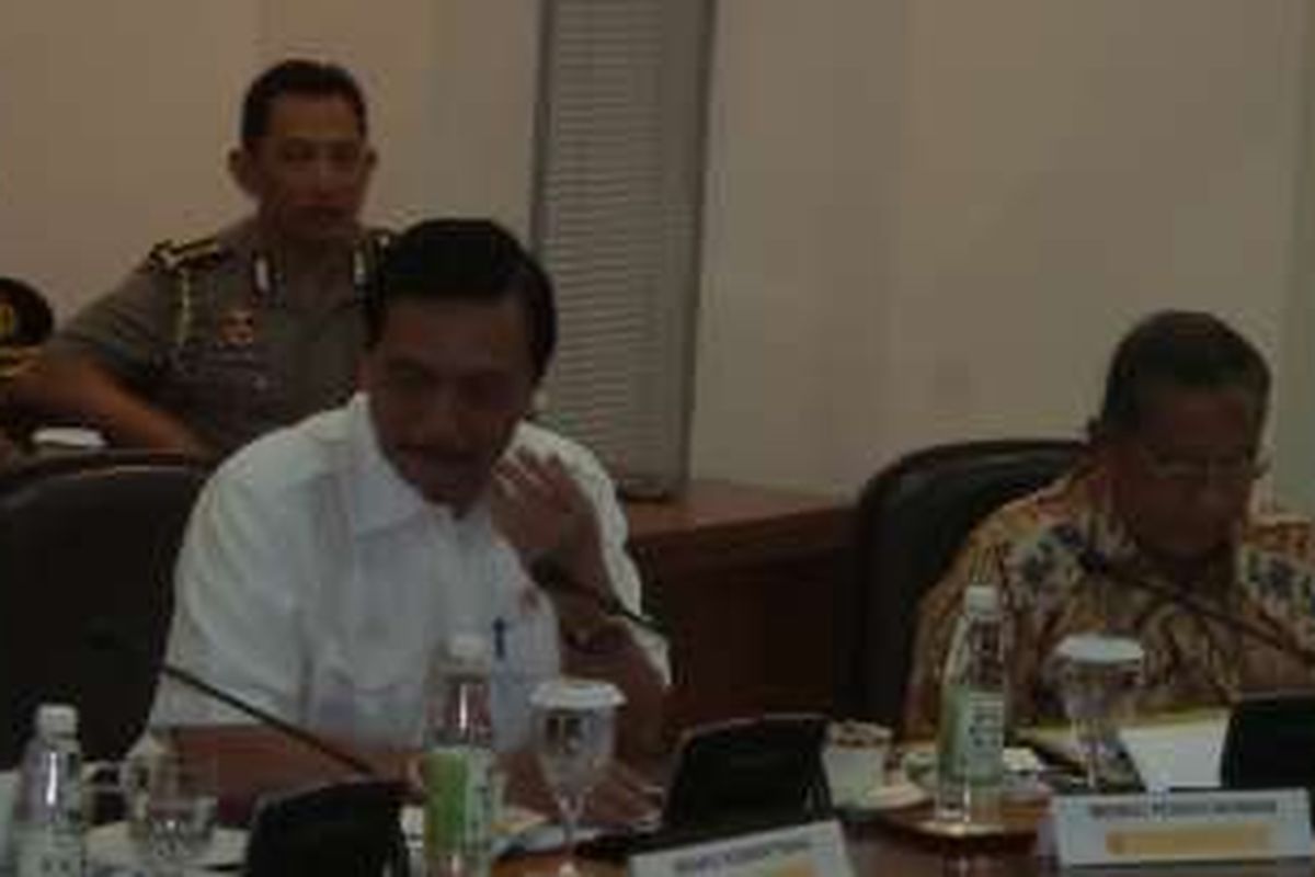 Menteri Koordinator Kemaritiman Luhut Binsar Panjaitan datang terlambat saat rapat terbatas di Kantor Presiden Selasa (4/10/2016).