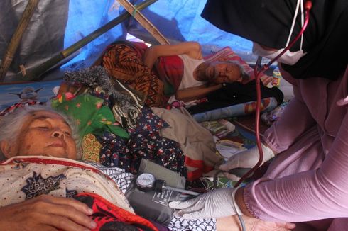 Kisah Relawan Gempa Cianjur, Tandu Ibu Melahirkan ke Rumah Sakit, Terkendala Jalan Setapak hingga Reruntuhan