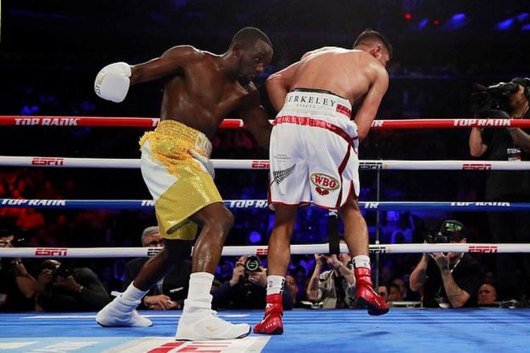 Amir Khan (kiri) saat kesakitan menerima pukulan Terrence Crawford.