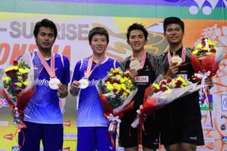 Ganda campuran Indonesia, Praveen Jordan (kanan)/Vita Marissa (kedua dari kanan) memamerkan medali emas di podium GOR Amongraga, Yogyakarta, bersama runner-up, Tontowi Ahmad/Liliyana Natsir, Minggu (29/9/2013).