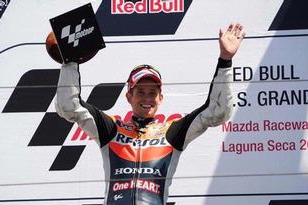 Pebalap Repsol Honda, Casey Stoner, merayakan kesuksesannya menjuarai GP Amerika Serikat, Minggu (29/7/2012).