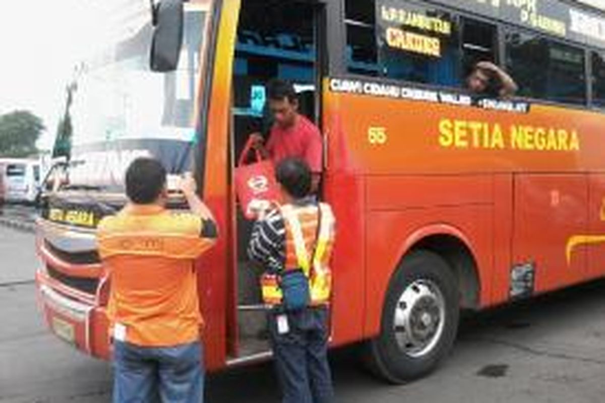 Awak bus diberikan perlengkapan standar keselamatan selama perjalanan jarak jauh selama mudik Lebaran 2014 ini.