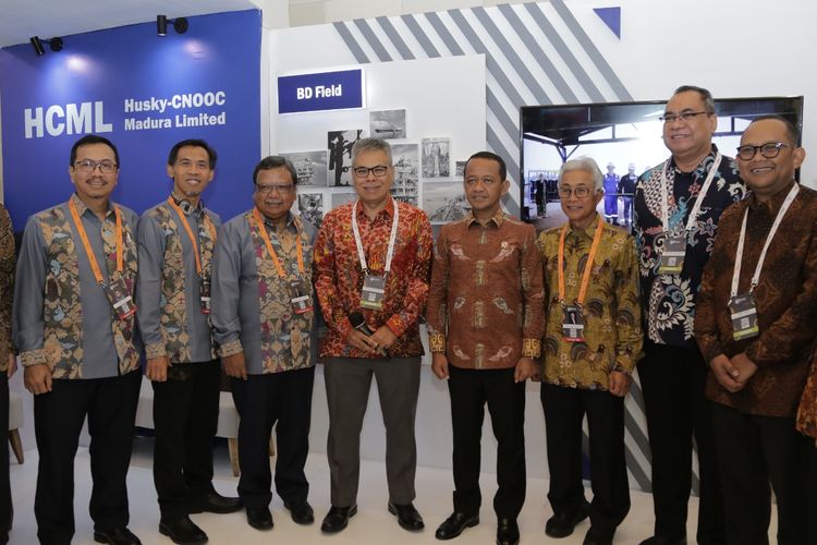 Kunjungan Menteri Investasi/BKPM, Bahlil Lahadalia (kelima dari kanan) dan Kepala SKK Migas, Dwi Soetjipto (keempat dari kanan) ke booth HCML usai pembukaan acara ICIUOG 2023, yang diterima oleh VP Operations HCML, Perkasa Sinagabariang (kelima dari kiri) beserta masing-masing jajaran.