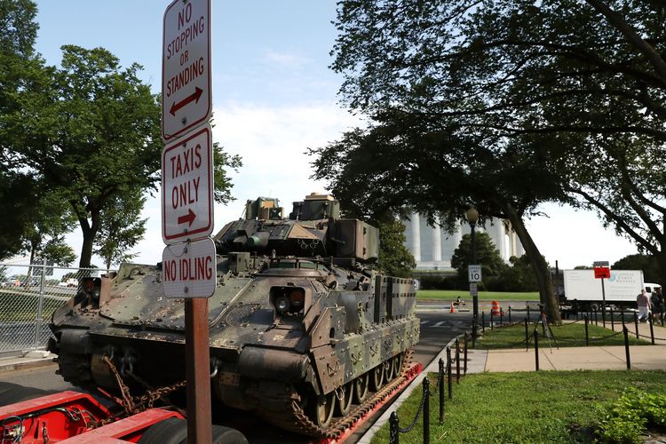 Tank M1A1 Abrams ketika dipindahkan menggunakan trailer ke Lincoln Memorial di Washington, jelang hari kemerdekaan Amerika Serikat Kamis (4/7/2019).