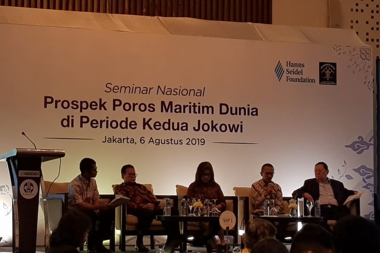 Peneliti Habibie Center Muhammad Arif (kedua dari kanan) memaparkan tentang poros maritim dunia di Seminar Nasional bertajuk Prospek Poros Maritim Dunia di Periode Kedua Jokowi di Hotel Le Meridien, Jakarta Pusat, Selasa (6/8/2019).