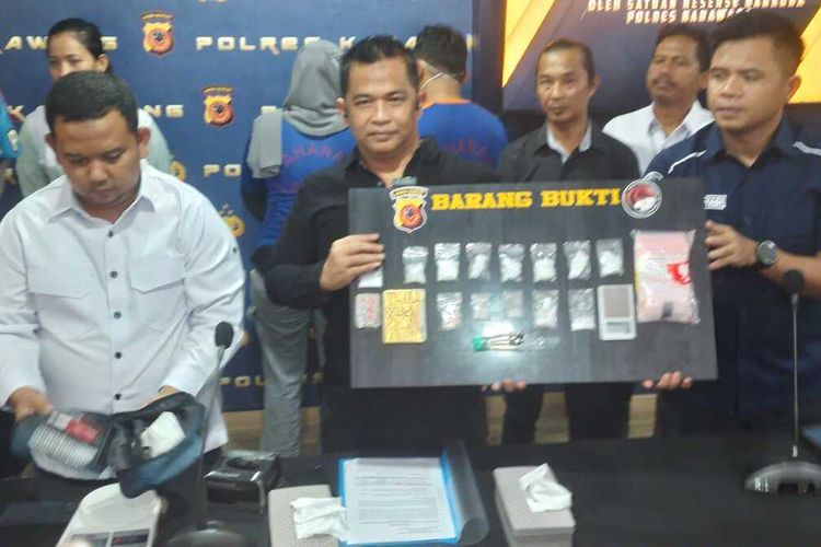 Kasat Narkoba Polres Karawang AKP Arief Zaenal Anidin dan jajaran menunjukkan bukti pengungkapan kasus peredaran narkotika saat memberikan keterangan pers di Mapolres Karawang, Selasa (28/11/2023).