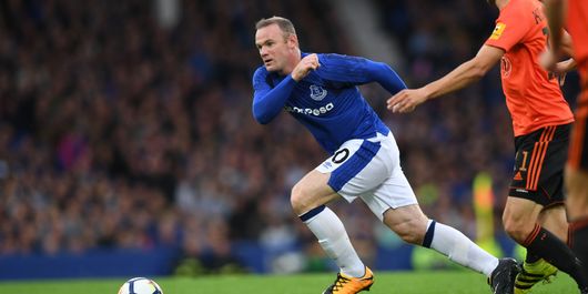 Penyerang Everton asal Inggris, Wayne Rooney, memburu bola dalam pertandingan leg pertama putaran ketiga kualifikasi Liga Europa melawan Ruzomberok di Goodison Park, Liverpool, Kamis (27/7/2017).